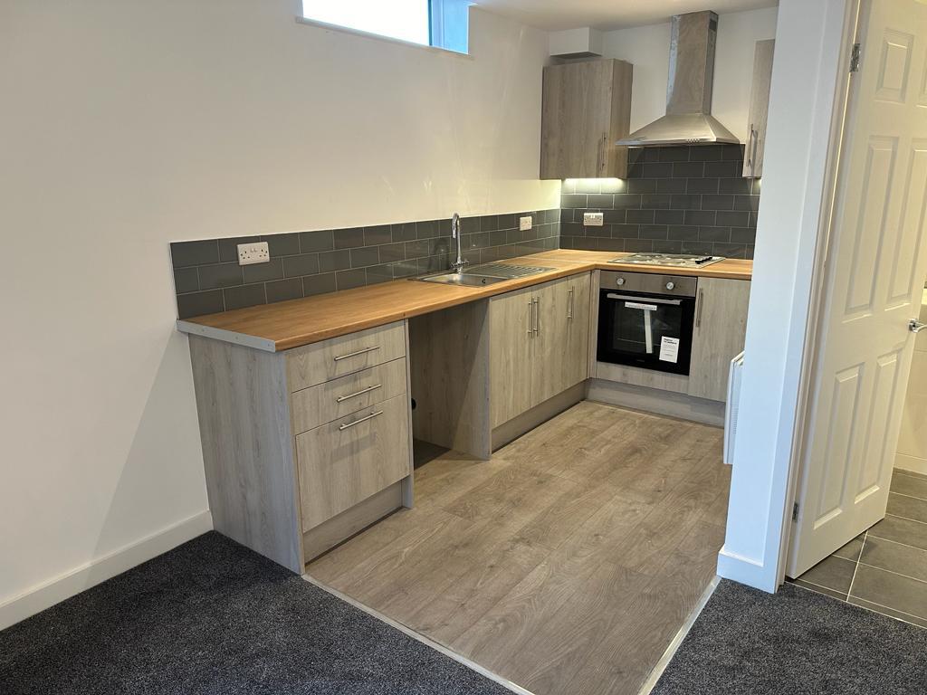 Lot: 86 - STUDIO FLAT IN CENTRE OF BOGNOR REGIS FOR INVESTMENT - Kitchen before tenant moved in